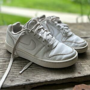 Nike courtside used size 5